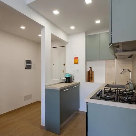 Charming Little Gem With Parking And Mountain Views *