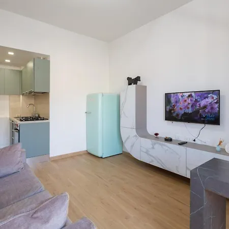 Charming Little Gem With Parking And Mountain Views *
