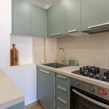 Charming Little Gem With Parking And Mountain Views *