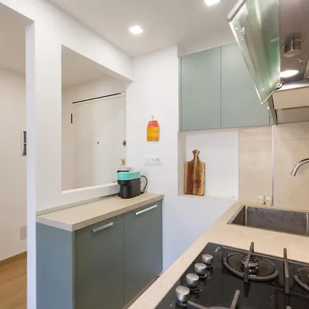 Charming Little Gem With Parking And Mountain Views