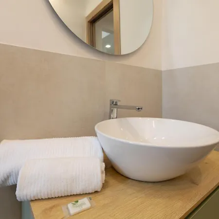 Charming Little Gem With Parking And Mountain Views *