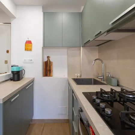 Charming Little Gem With Parking And Mountain Views