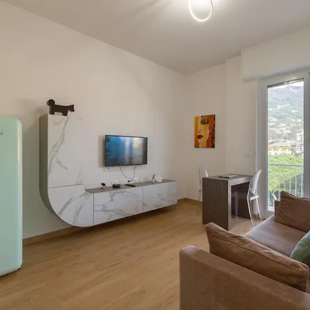 Charming Little Gem With Parking And Mountain Views *